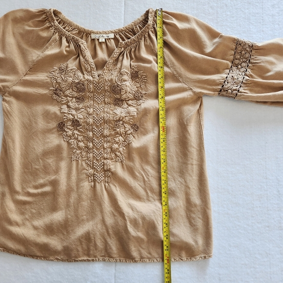 Solitaire Embroidered Tan Women's Top Size Medium - Picture 5 of 9
